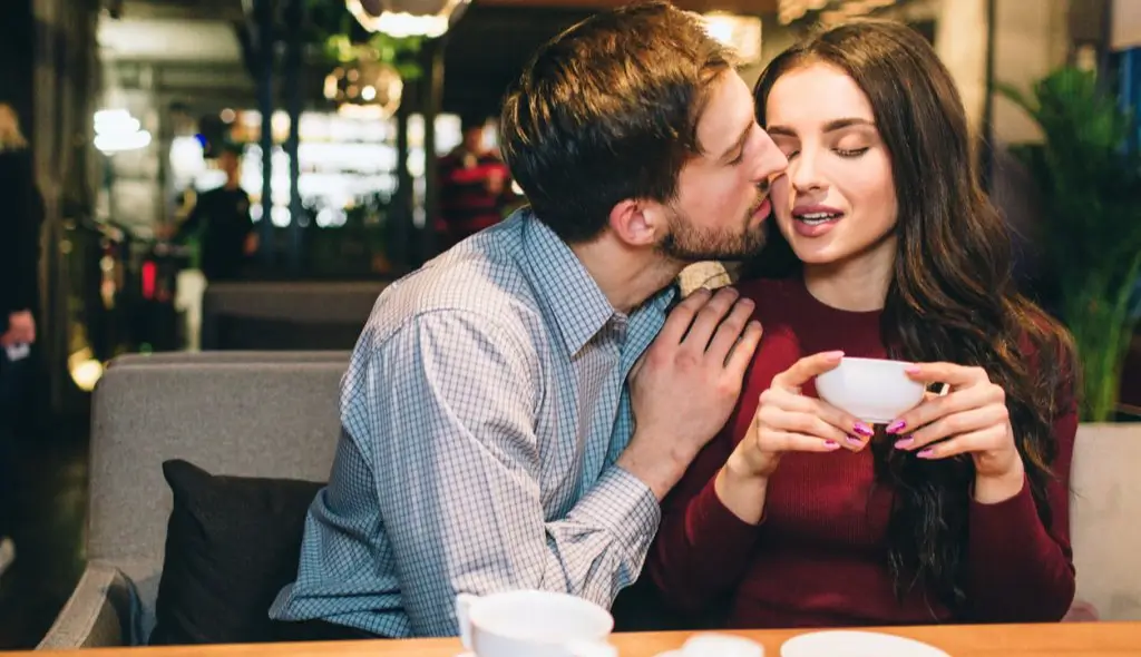 Signs That a Guy is a Simp